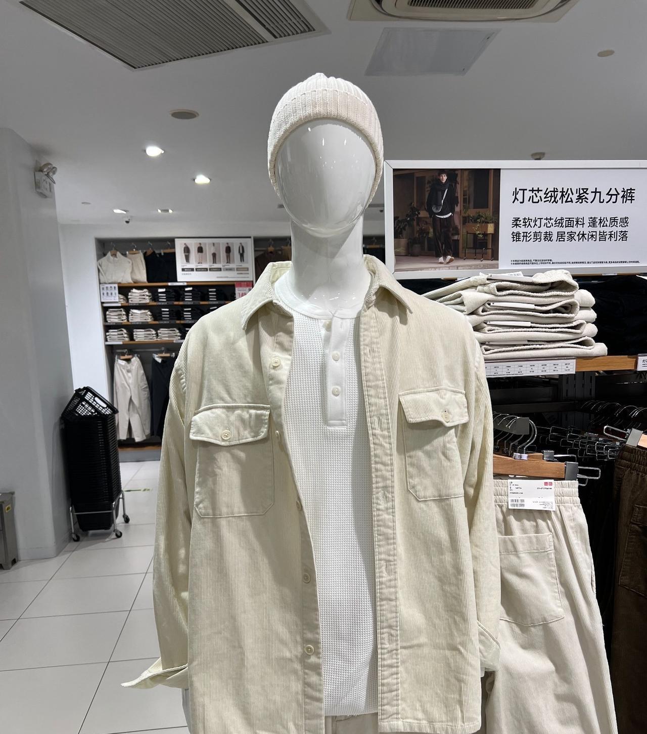 衣柜里花里胡哨的衣服不少，但总是很难搭配，自从有次逛了优衣库，买了优衣库的衣服是