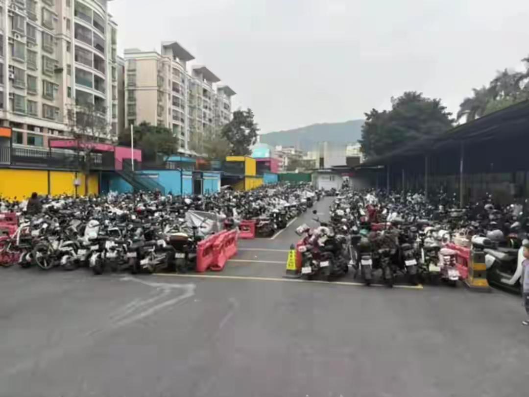 广州地铁口试点停车收费，电动车停一次2块钱。广州为了解决电动车乱停，部分地铁