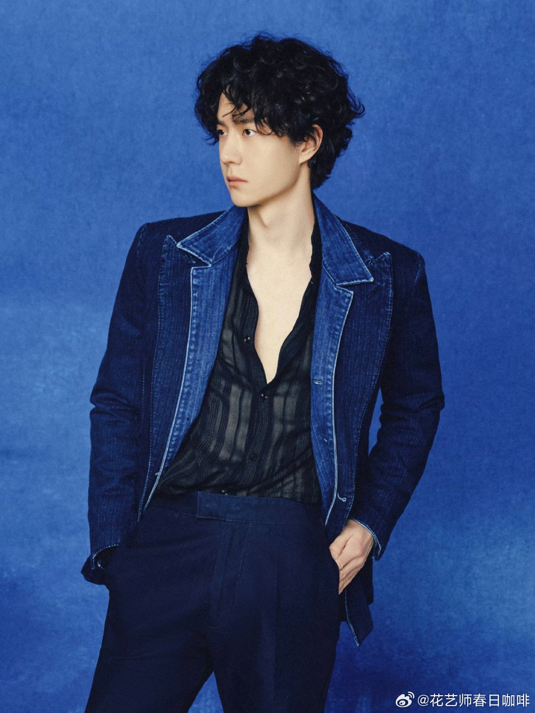 「VOGUE+热感器TEMPCHECK」深邃蓝调铺陈整体画面，光影在其中缓缓