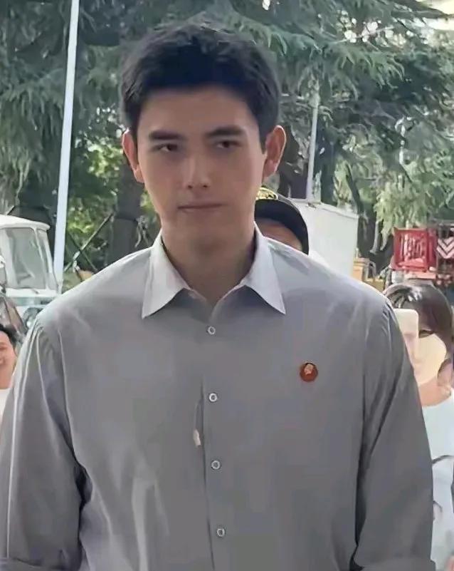 作为中国大陆第一美女的儿子，陈宇飞真的是遗传了妈妈陈红身上所有最好的基因，长相非