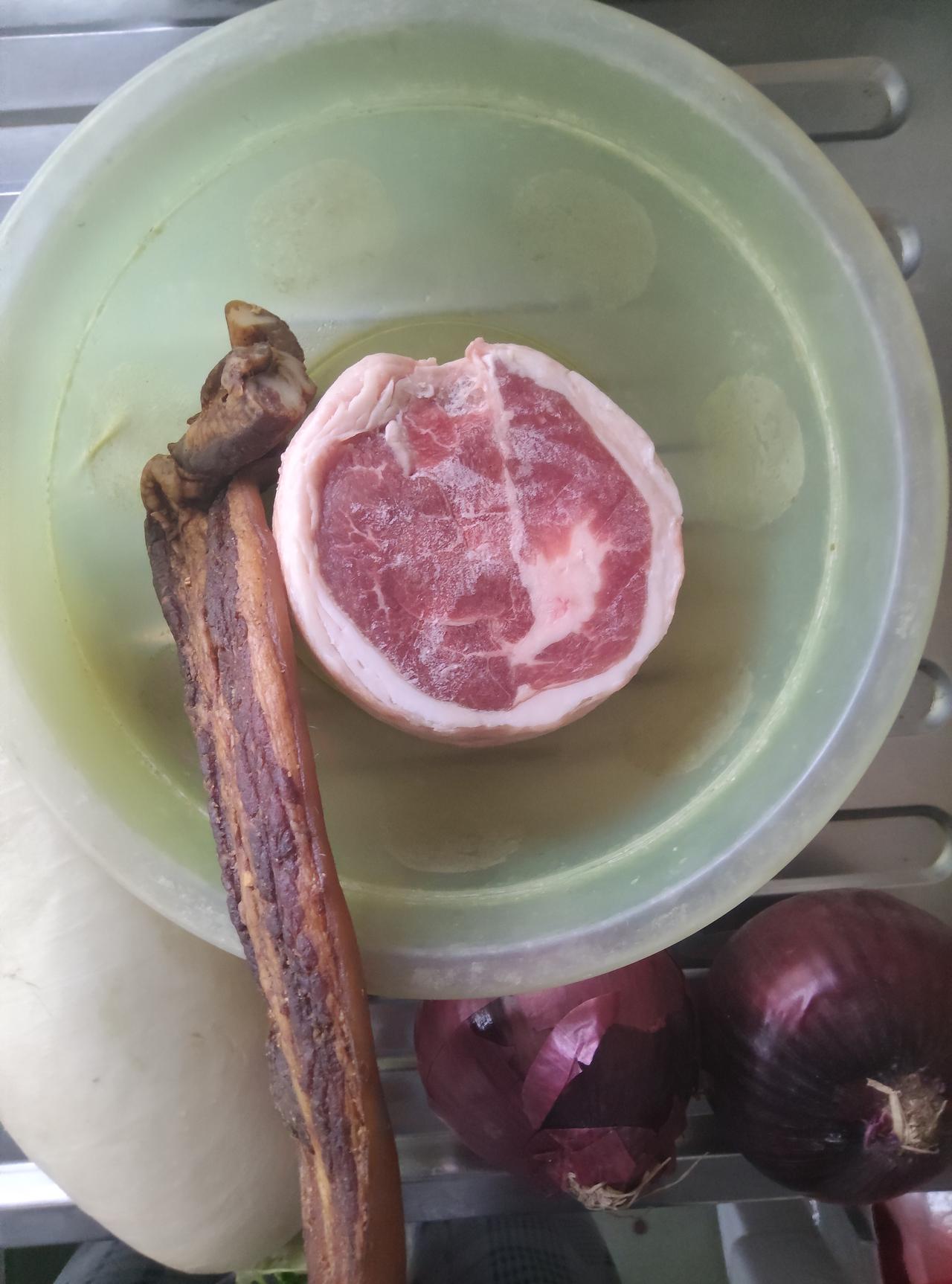 今日午饭菜谱，一小条腊肉，一截羊肉卷，一根萝卜，两个洋葱。羊肉卷是亲戚从山东带