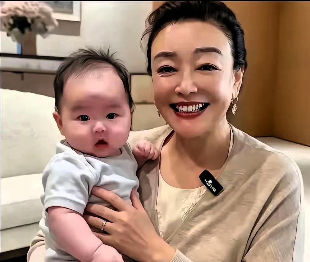 小汪宝快百天了,他含着金勺子出生,大家是这么说的,他有大眼睛,还有高鼻梁