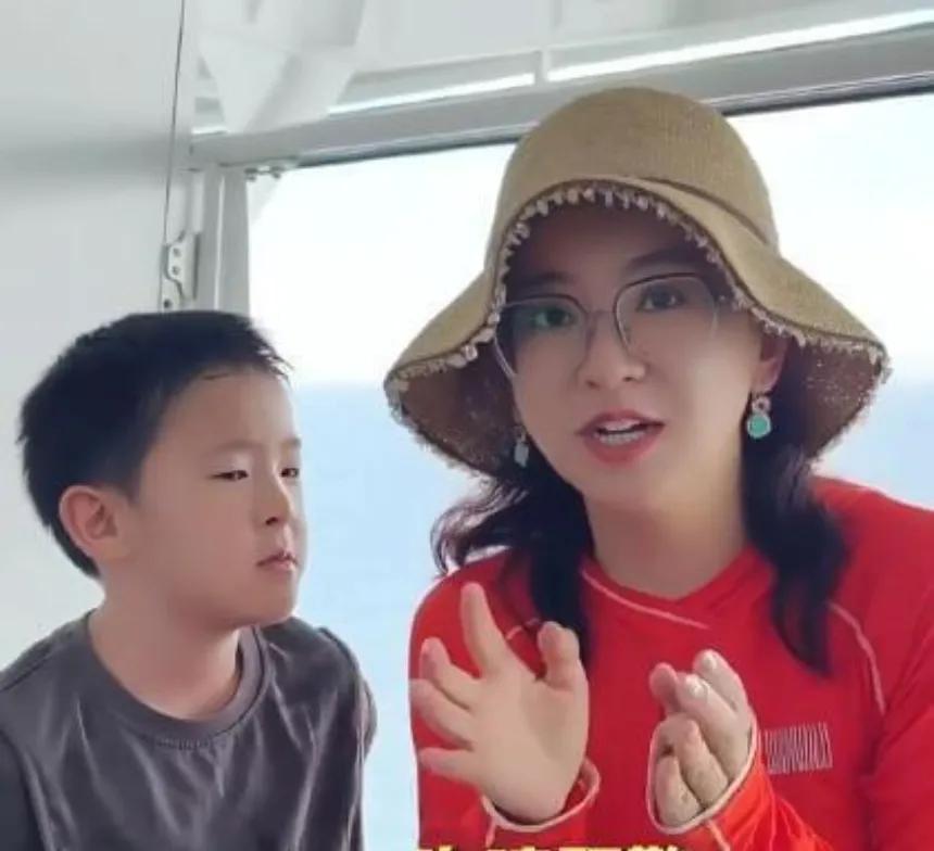 月亮姐姐日本度假时突遇海啸，所乘船只被困海上无法靠岸。8岁儿子被惊涛骇浪吓得大哭