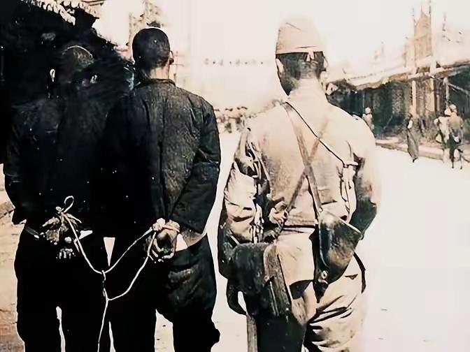 1943年，大汉奸刘儒明活埋新四军侦察员，师长罗炳辉亲自下令除掉他，张士根认为杀