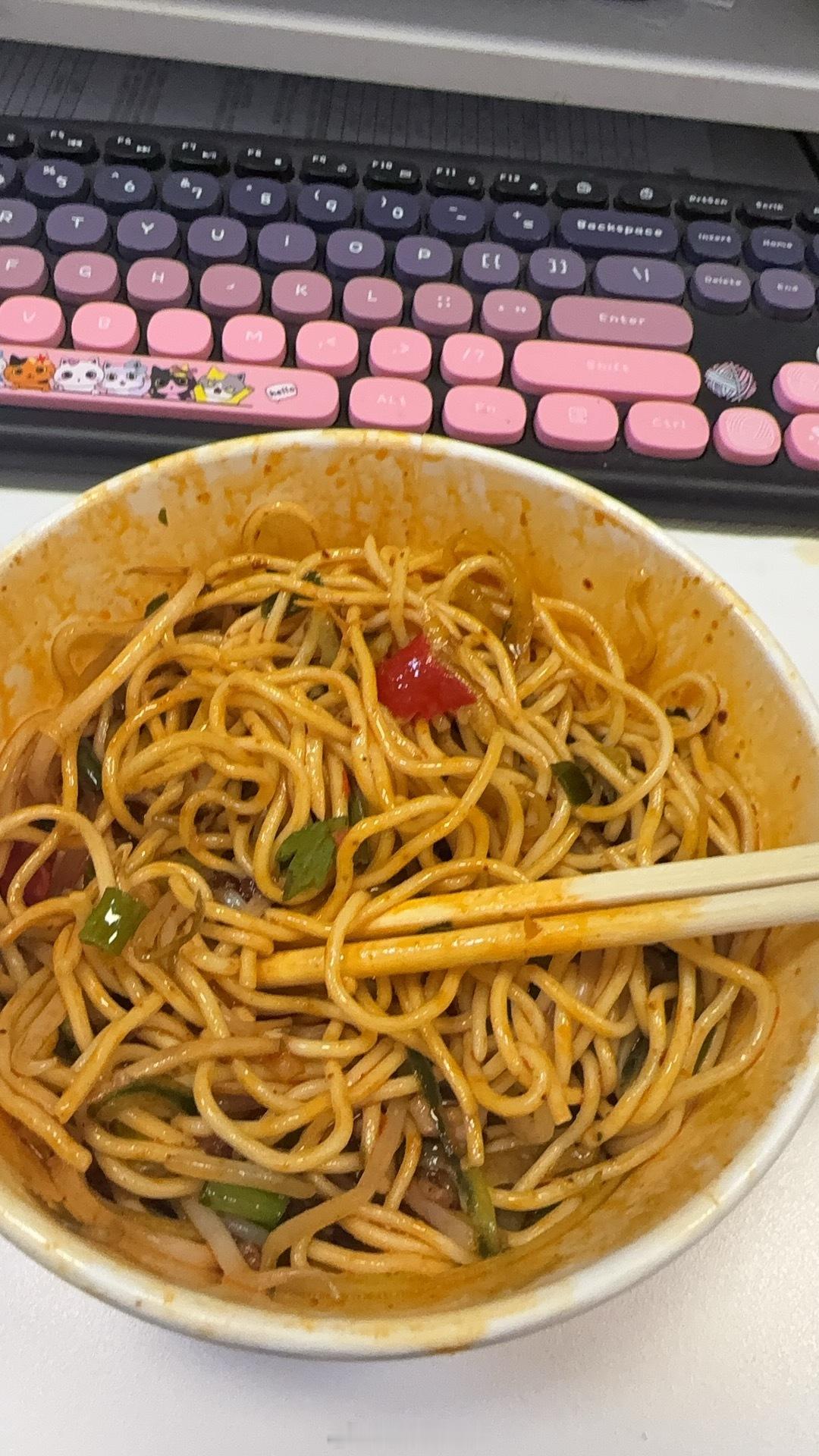 每天上班就这样摸鱼，还是上次骂没挨够