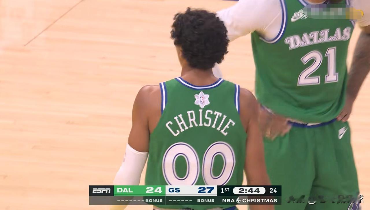 独行侠新星克里斯蒂真是太惊艳了！在今天独行侠客场挑战勇士的圣诞大战中，目前双方半