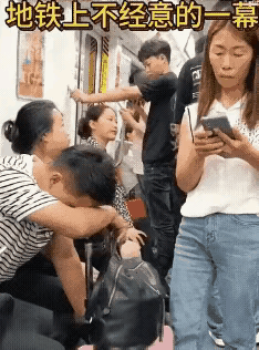 “相由心生！”一男子赶路太累，坐地铁时趴在行李箱上睡着了，哪怕地铁摇晃的厉害男子