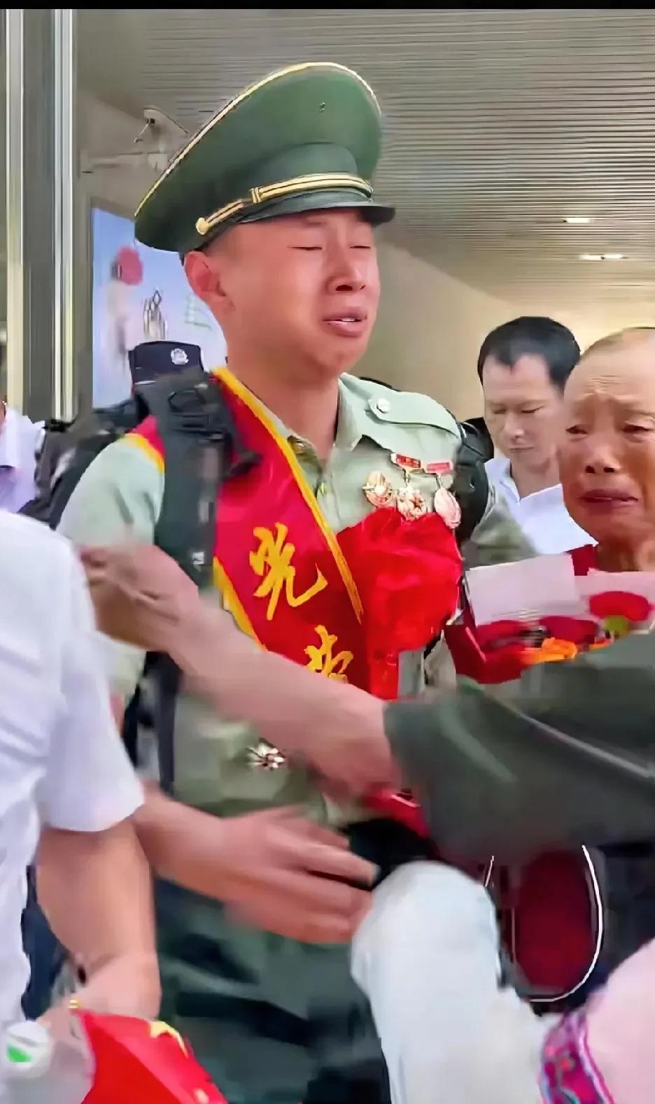 “上人民日报了！”广西柳州，男子当兵12年退役回家，没想到，父母已早早在车站等他