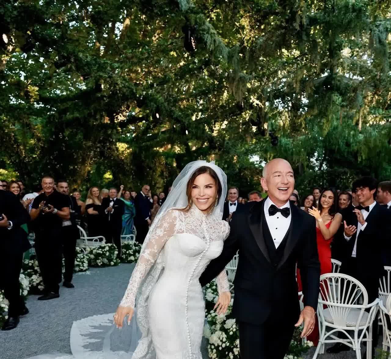 首富贝佐斯与妻子桑切斯今日威尼斯完婚，美版Vogue全程跟拍婚礼，桑切斯的婚
