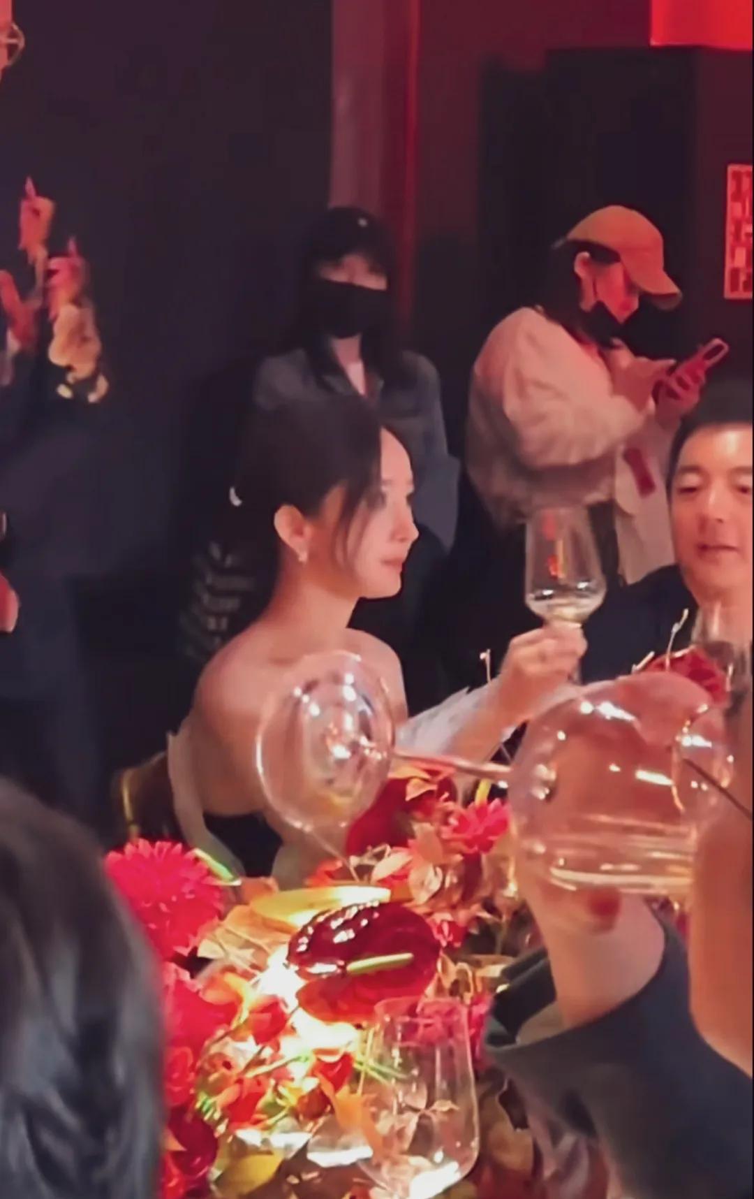 晚宴杨幂身穿黑色抹胸礼服，与在坐的客人挨个敬酒，姿态优雅又透着一股机灵劲儿！#杨