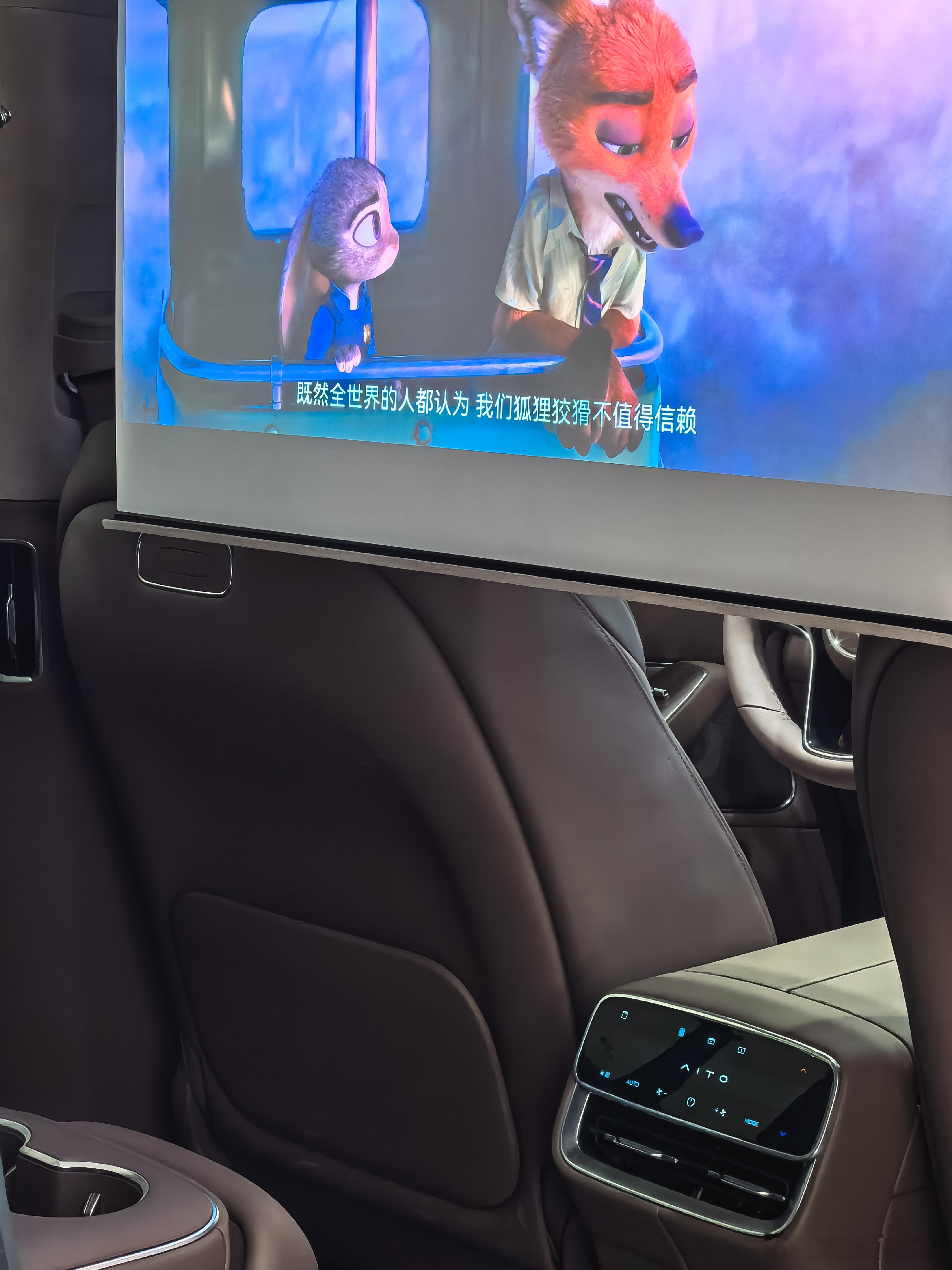 春节回乡的路上，我和家人一起开着问界M8，体验真是太棒了！✨大空间轻松装下五个