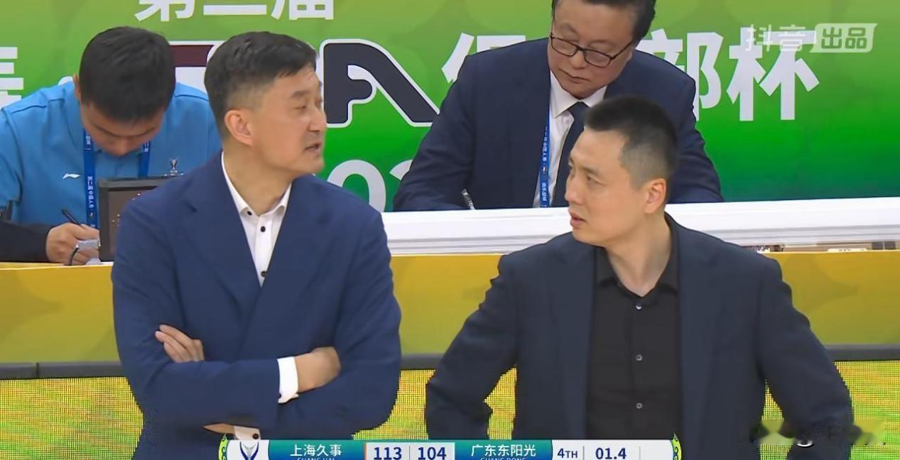 直接把话挑明了。杜锋炮轰王哲林肘击见血，废掉外援。上海主帅卢伟的回应，只甩出一句