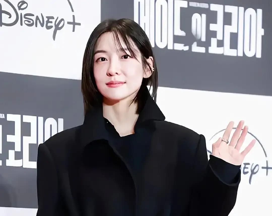 刚拿青龙女配，朴智贤又跑去给宋仲基当副机长。角色设定还是一见钟情，老套路。