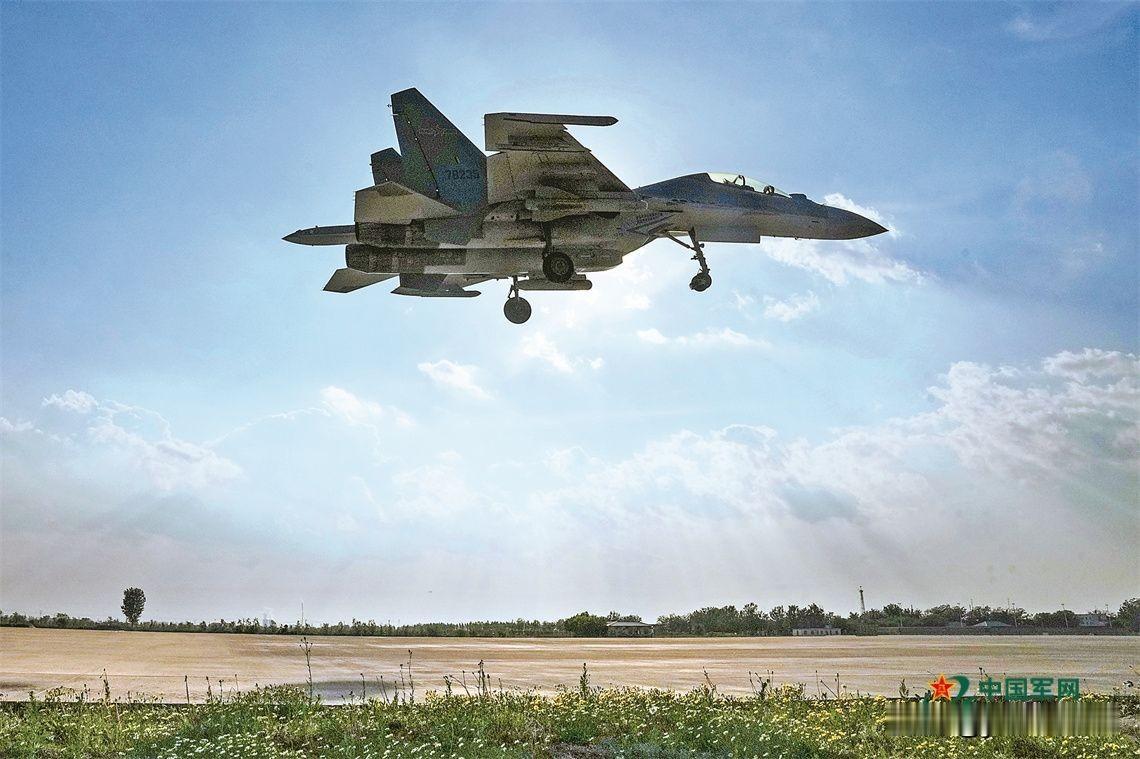 夏日，华北某机场。空军航空兵某部数架战机整齐列阵、蓄势待发。起飞指令下达，战机呼