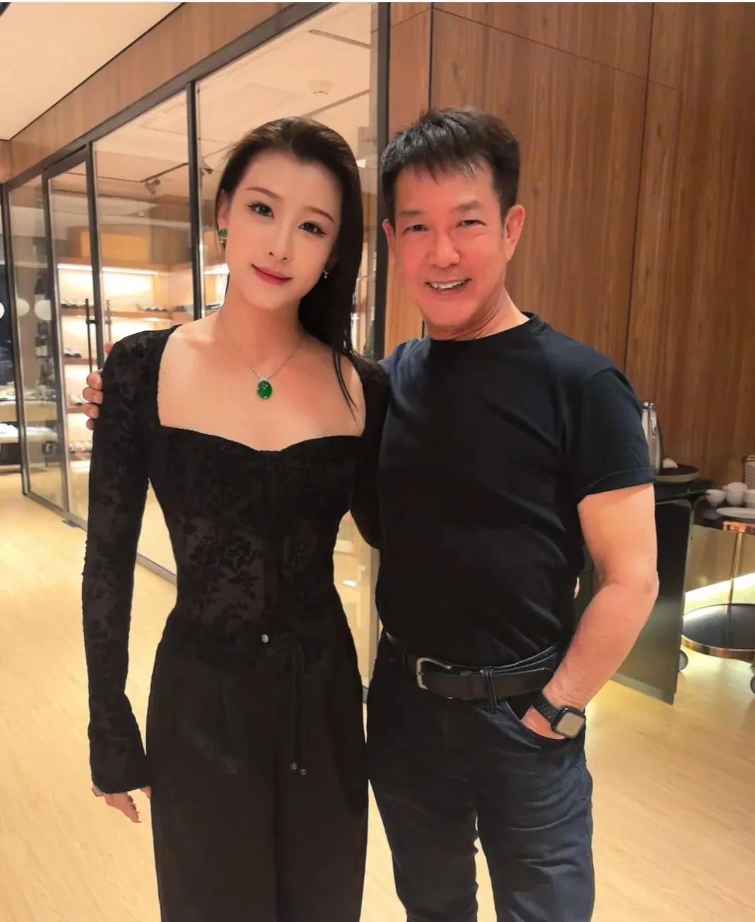 哇！偶遇儿时偶像元彪呀！网友偶遇元彪，只见他脸色红润，身材健硕，胳膊上的腱子肉