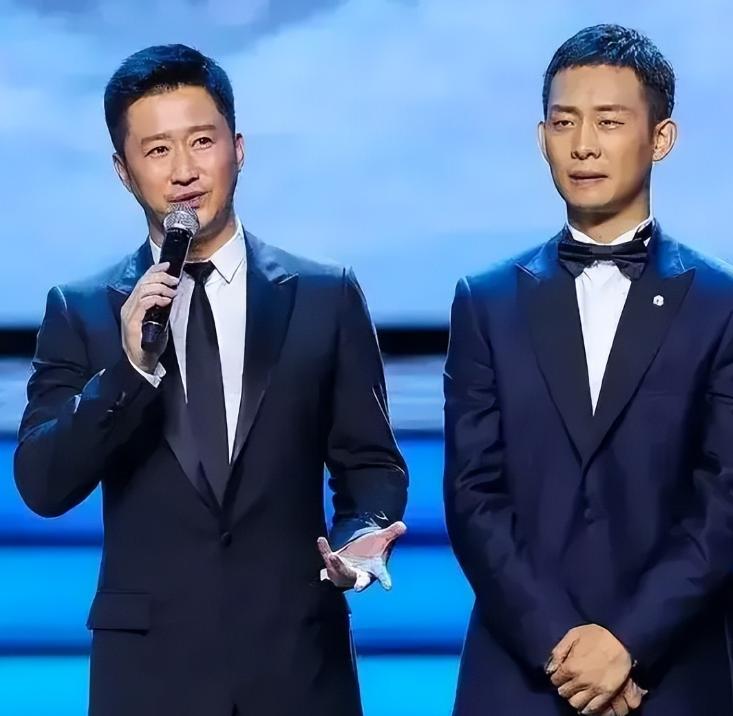 吴京向张译打听：“请你来拍戏，片酬开多少？”张译竖起一根手指，吴京满脸错愕：“一