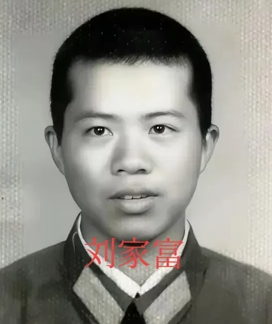 1984年，老山前线，21岁战士刘家富因左腿中弹，跌倒在弹坑中，不料被两名越军发