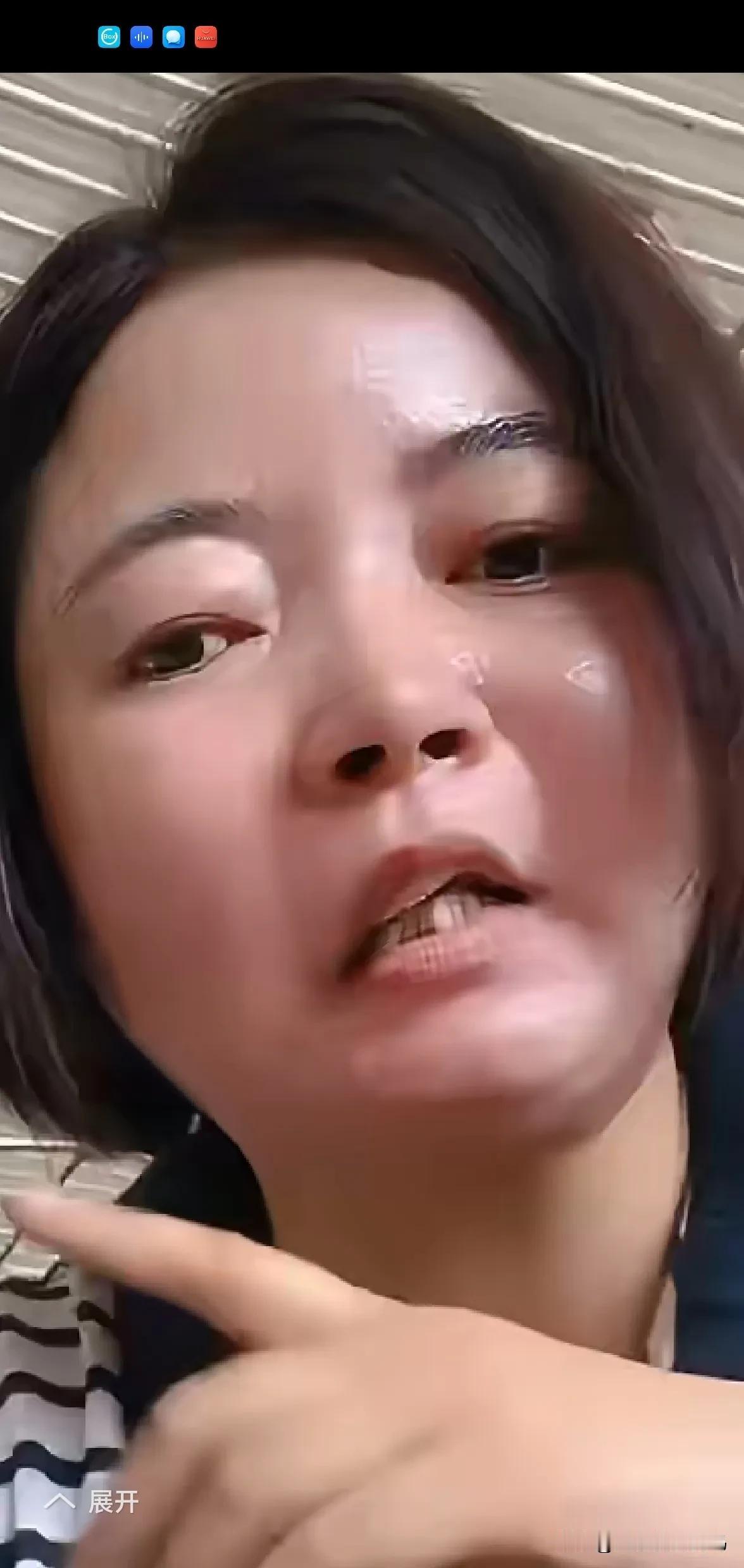 那“躺嫂”，被气成了啥样，脸歪了，嘴也歪了，还满头大汗。她以为骂许敏就能有流量，