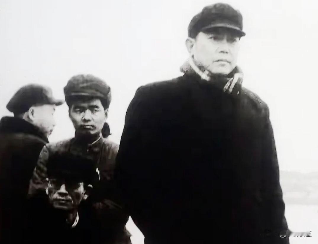 1952年2月，中共中央任命李先念同志兼任武汉市委书记和武汉市市长，这张照片是李