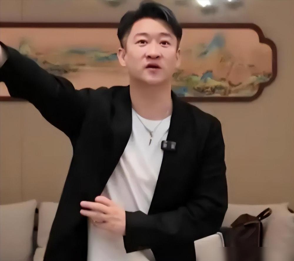 这下压力给到了郭德纲！曹云金这两年是真找对发展路子了，线上免费说相声攒了一大