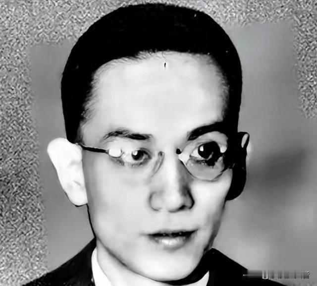 1946年，大汉奸万里浪被判处死刑，执法队长把他绑在刑架上，突然对着他下面的部位
