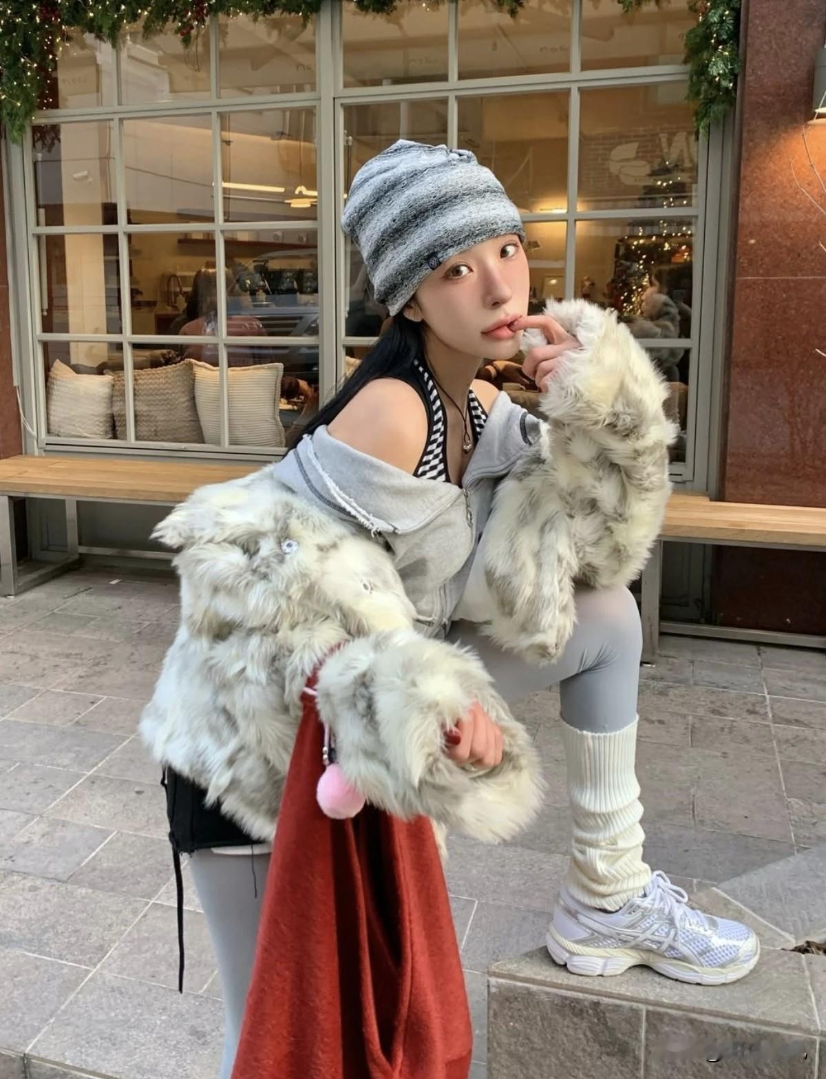 秋冬这么穿甜酷又显瘦！宽松毛绒外套+紧身裤真是永远的神。特别喜欢手揣外套口袋、微