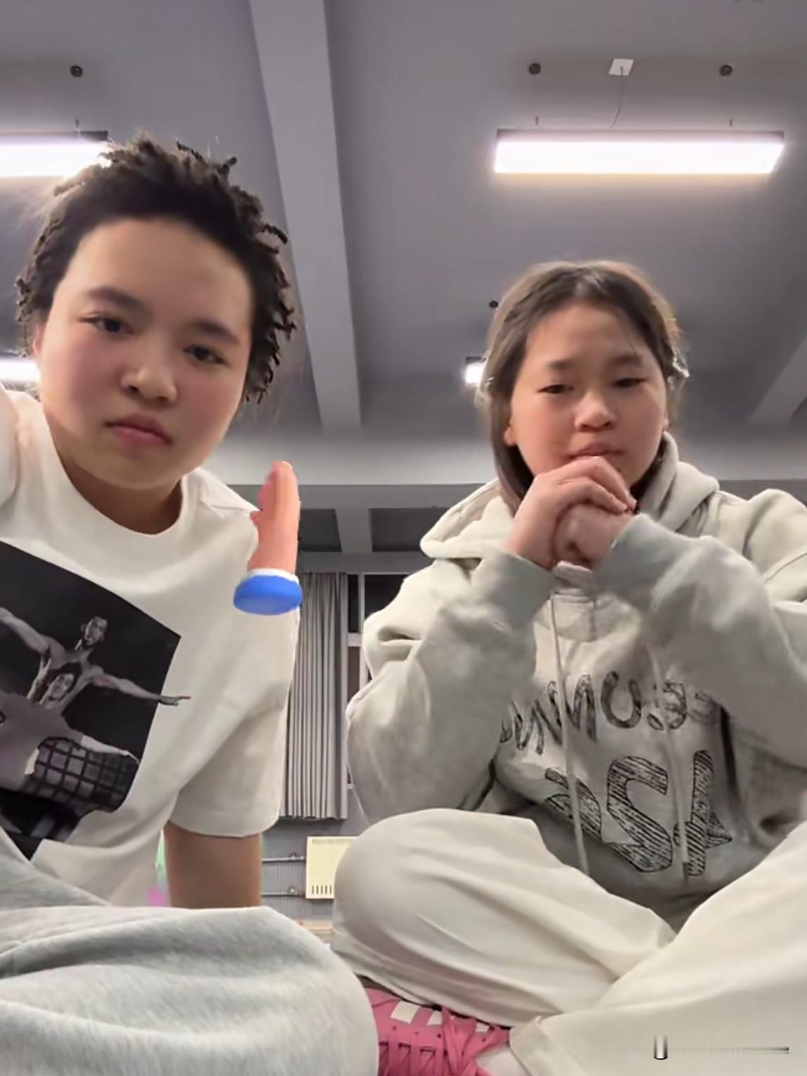 婵宝终于出现在社交平台上啦！2月26日，全红婵惊喜现身街舞冠军刘清漪直播间。