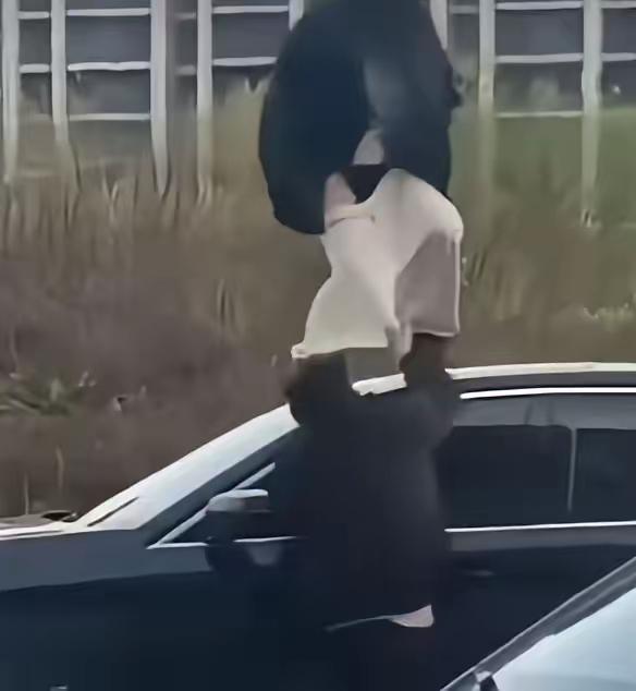 最近安徽宣城那档子事，两车一蹭，女的爬引擎盖踩玻璃，男的上去一拉，裤子掉了，底裤