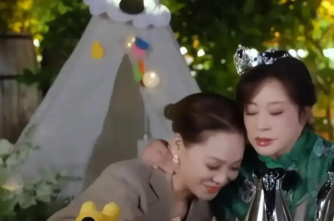 下跪那天，刘晓庆一句话救了她的戏20年前试镜《孝庄秘史》，导演嫌她脸圆，刘