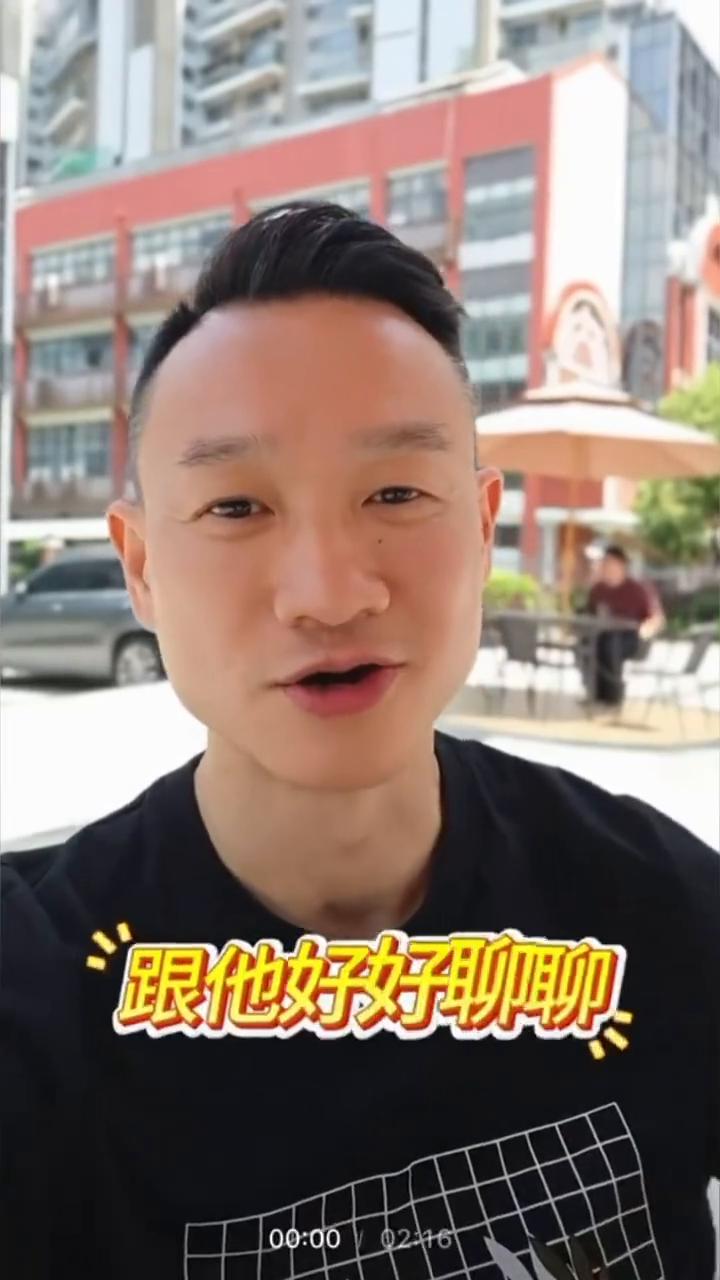 最近有件事让我做父亲的感觉非常的受挫。杨阳洋不是快17了吗？我一直想找个机会跟他