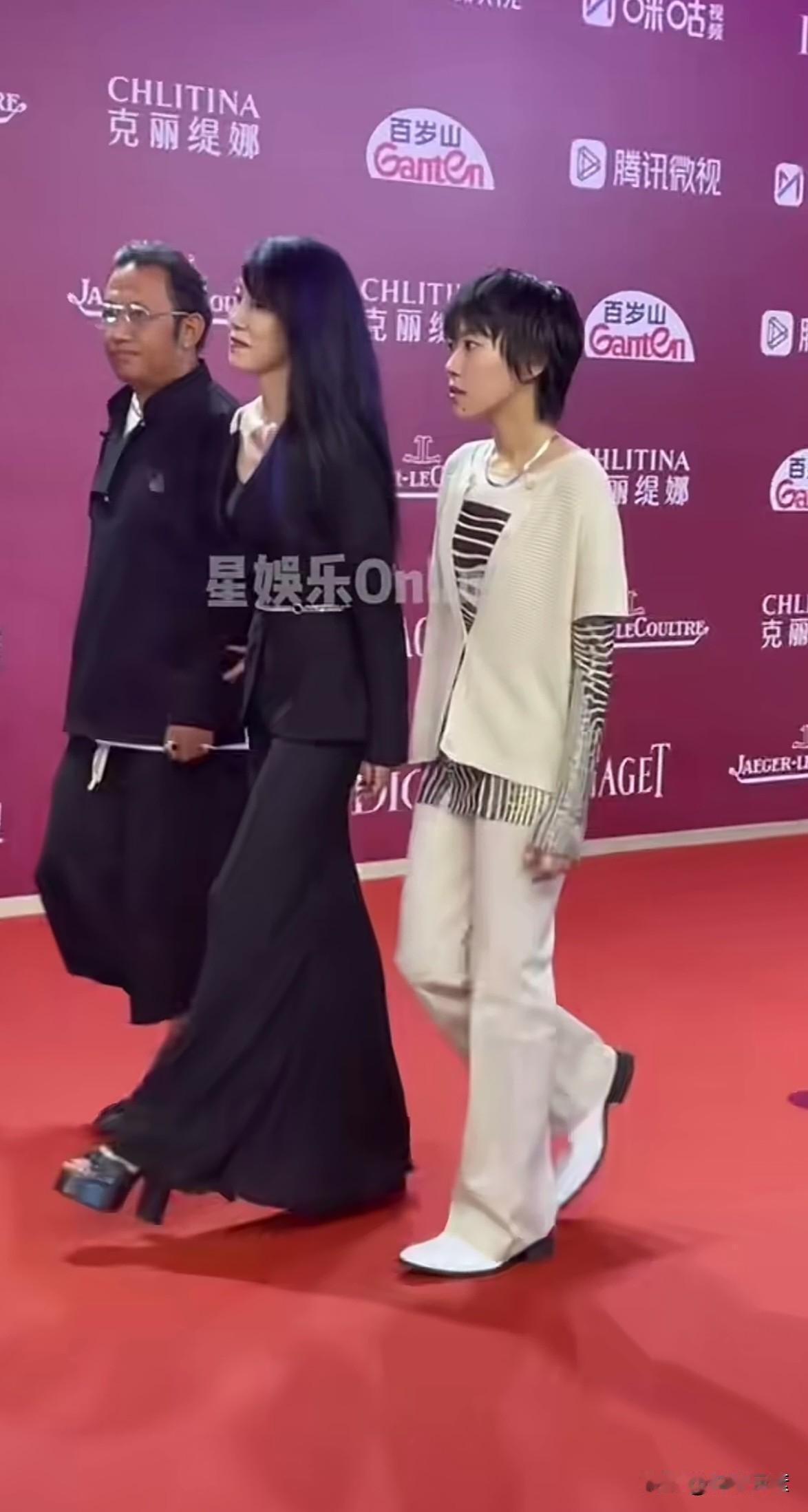 窦靖童清澈、茫然的眼神最像王菲，什么时候都是一副无辜，人畜无害的表情，王菲