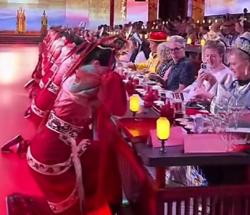 这场面谁看了不血压飙升？一群中国人穿着古装跪在地上给外国人上菜，主办方还美其名曰