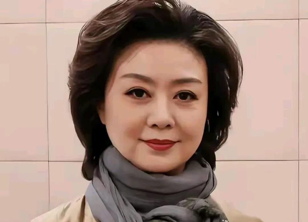 李胜素单看脸的话，是国色天香的美，精致又好看，但是看久了你会觉得她的气质没有朱琳