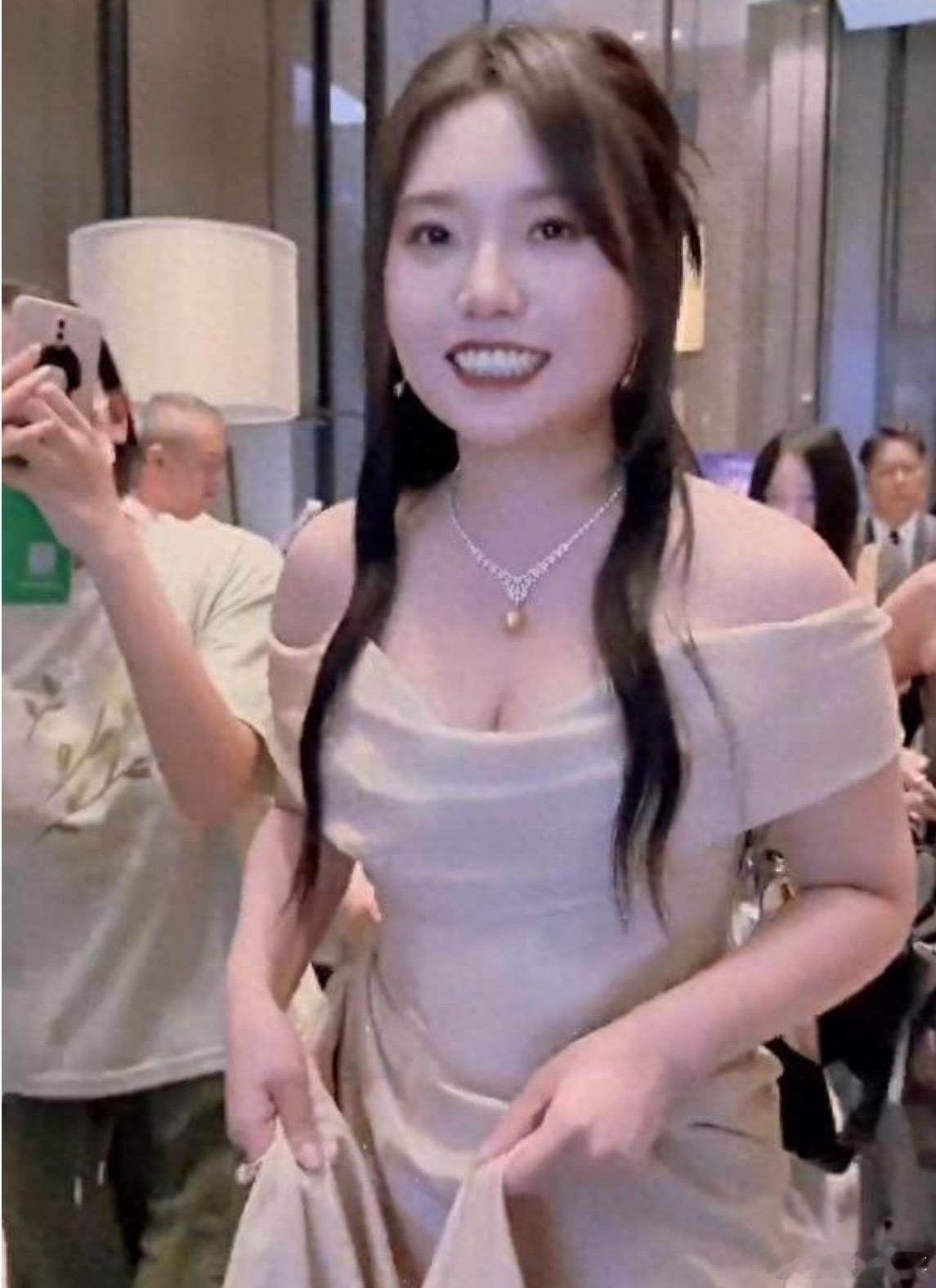 李雪琴美成这样了李雪琴美成这样上热搜，徐艺洋曾自曝把李雪琴照片错认成自己。6月2