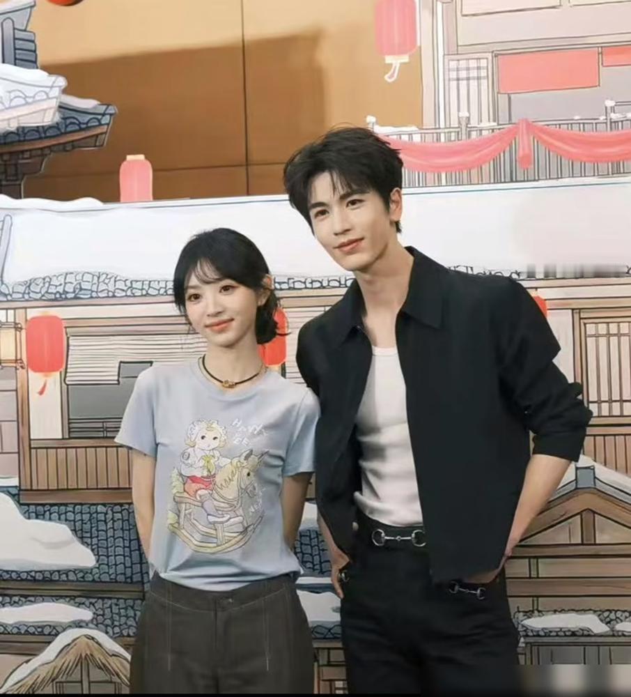 斗了9年的死对头，合同竟规定虚扶腰不能超3厘米。你敢信张凌赫田曦薇这对，是内娱头