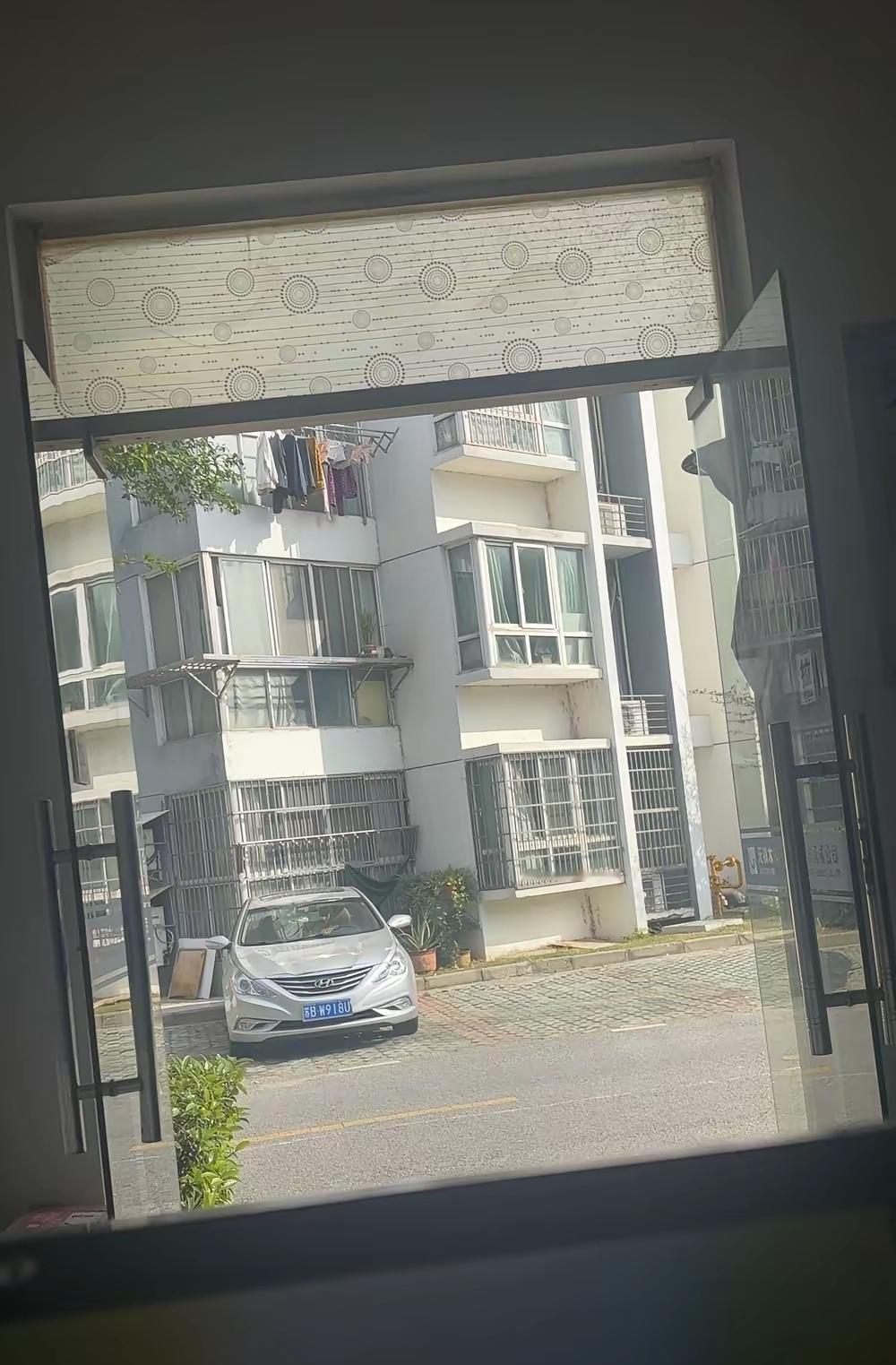 “房贷倒挂”正在逼疯一批老实人，而更残酷的后果，可能还在后头。当初咬牙凑首