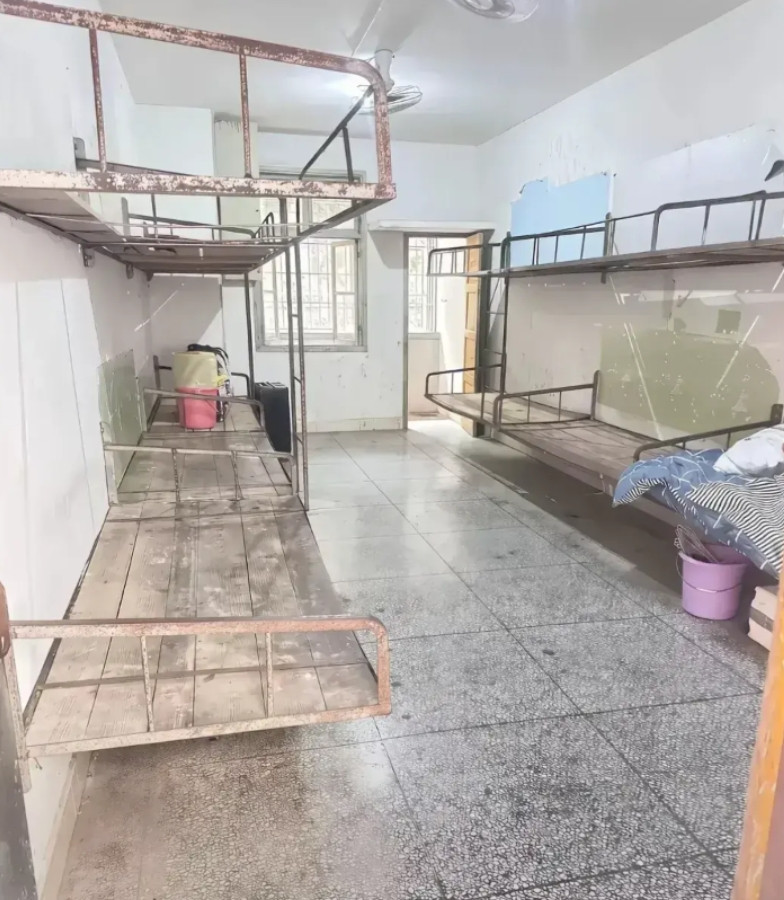 送儿子去学校报到，看到宿舍后，瞬间产生退学想法，这年头还有这样的住宿条件？这样的