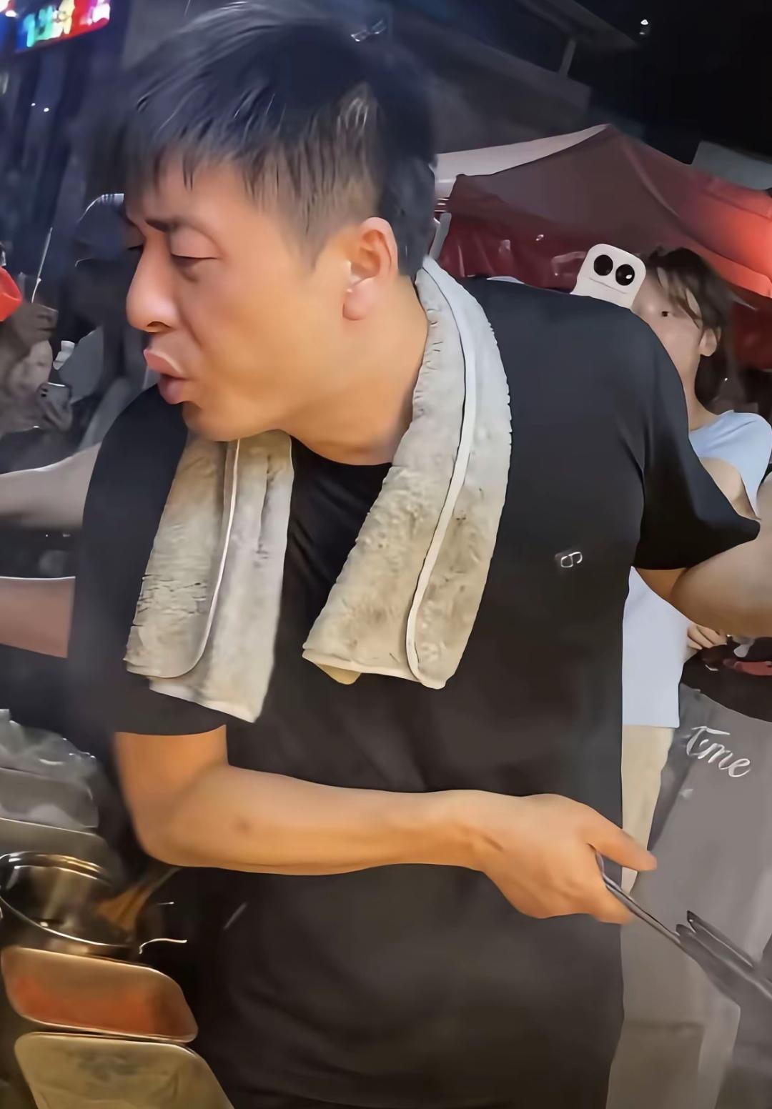 陈杰烧烤摊大搬家，现场一片繁忙。杰嫂亲自开直播，说以后尽量多播，不准备干其它的了