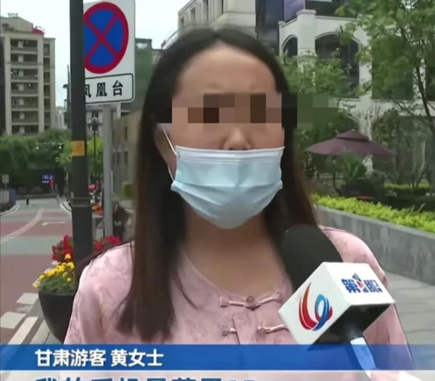 “太丢人了！”重庆，女子一家人去重庆旅游，在一家面馆吃完饭后，女子不小心将手机丢