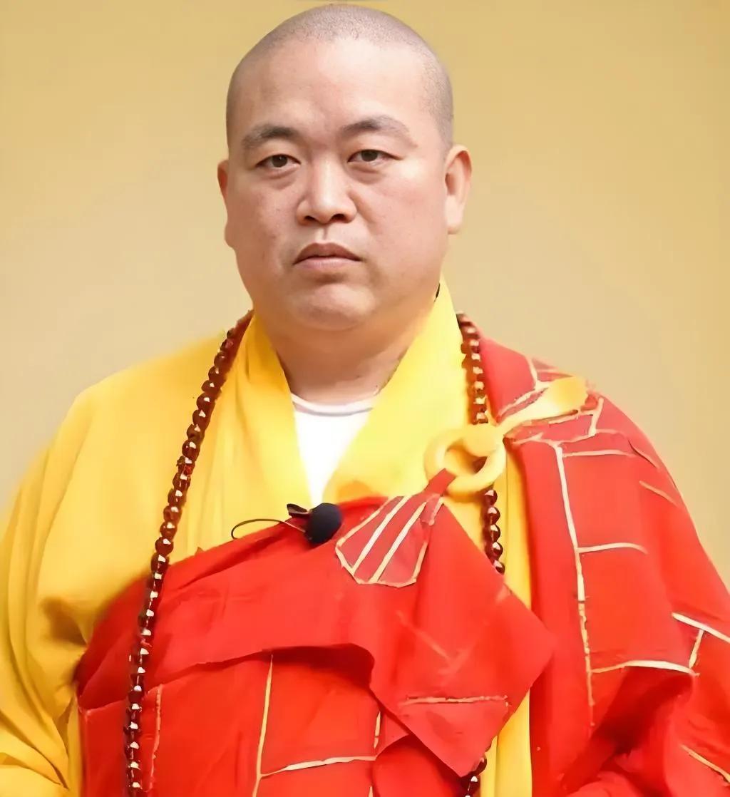 释永信见证了拍电影《少林寺》的整个过程，他说自己会武功。可是李连杰说当时少林寺的