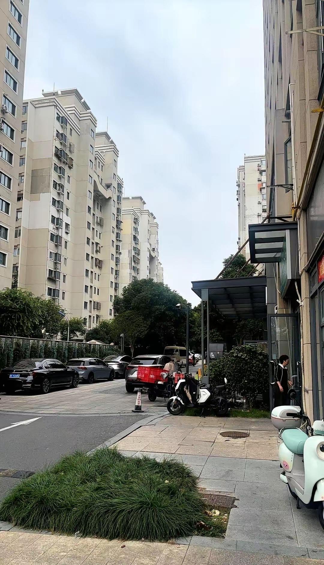 房价跌了，中介不催你买房了，改劝你再等等。不是他们突然良心发现，是房子真卖不