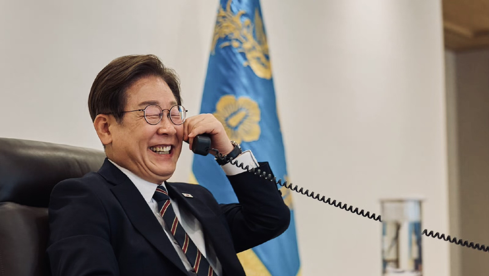 新总统搞大事，搬回青瓦台，还和日本首相煲电话粥天呐！韩国