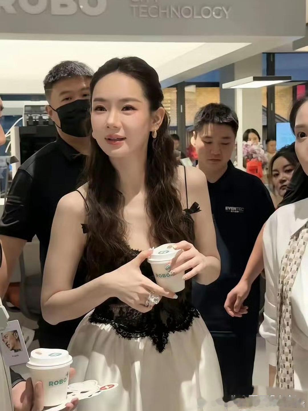 感觉戚薇的面相又变了，不会又医美了吧，脸不能经常动啊，否则会很严重的！还是喜欢早