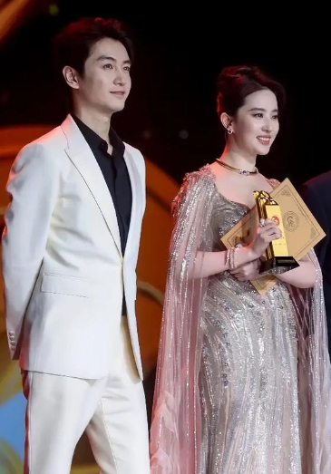 2021年刘亦菲不解地问陈晓你老婆怎么天天来探班陈晓意味深长地说：“因为你长得