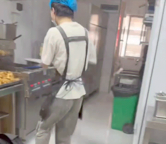 看得心酸。广东一外卖炸鸡店，深夜突然爆单，期间又只有一名店员值班。爆单压力之下，