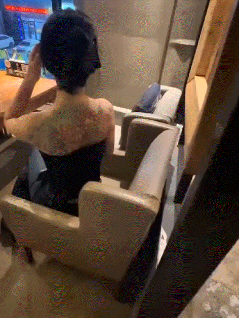 美女:哦，原来抓拍就是抓着拍啊！！