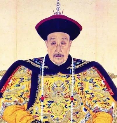 一次打猎时，侍卫救了乾隆的命，乾隆喘息着，感激地看着这个侍卫：“你想要什么赏赐啊