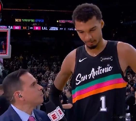 文班亚马谈詹姆斯不打：“勒布朗不打，对于湖人的影响肯定很大。”“他和卢卡