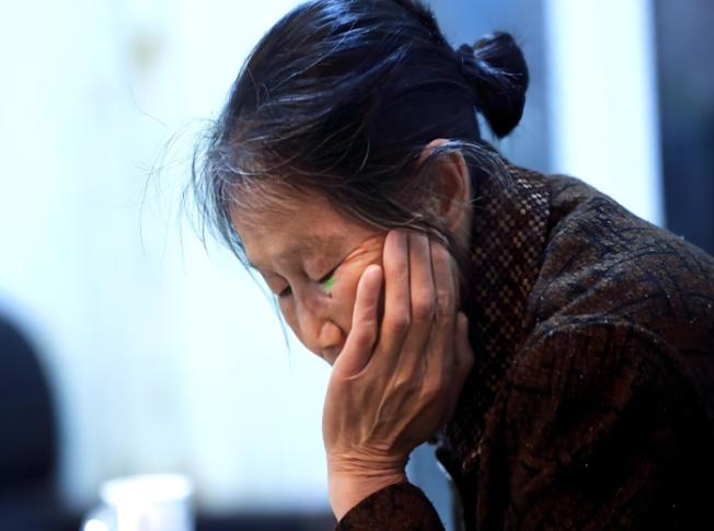 浙江绍兴，小夫妻俩要买房，但手上的积蓄不够，儿子向老母亲伸手，老母亲拿出136万