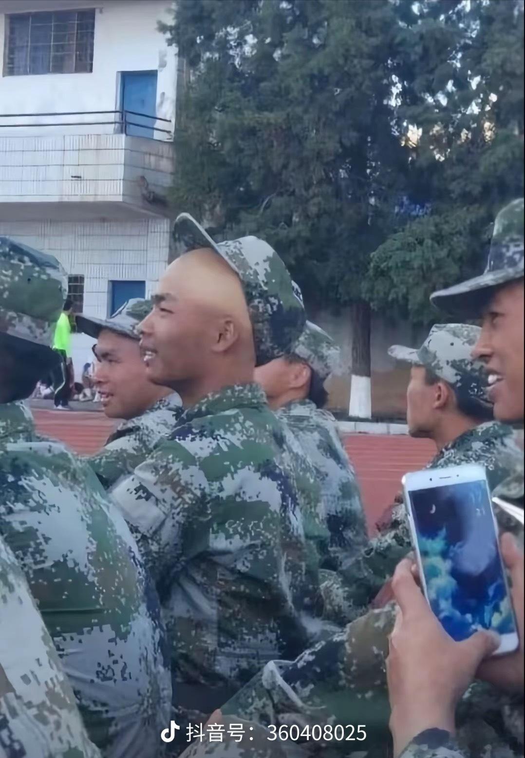 军训一定很辛苦吧[笑着哭]​​​